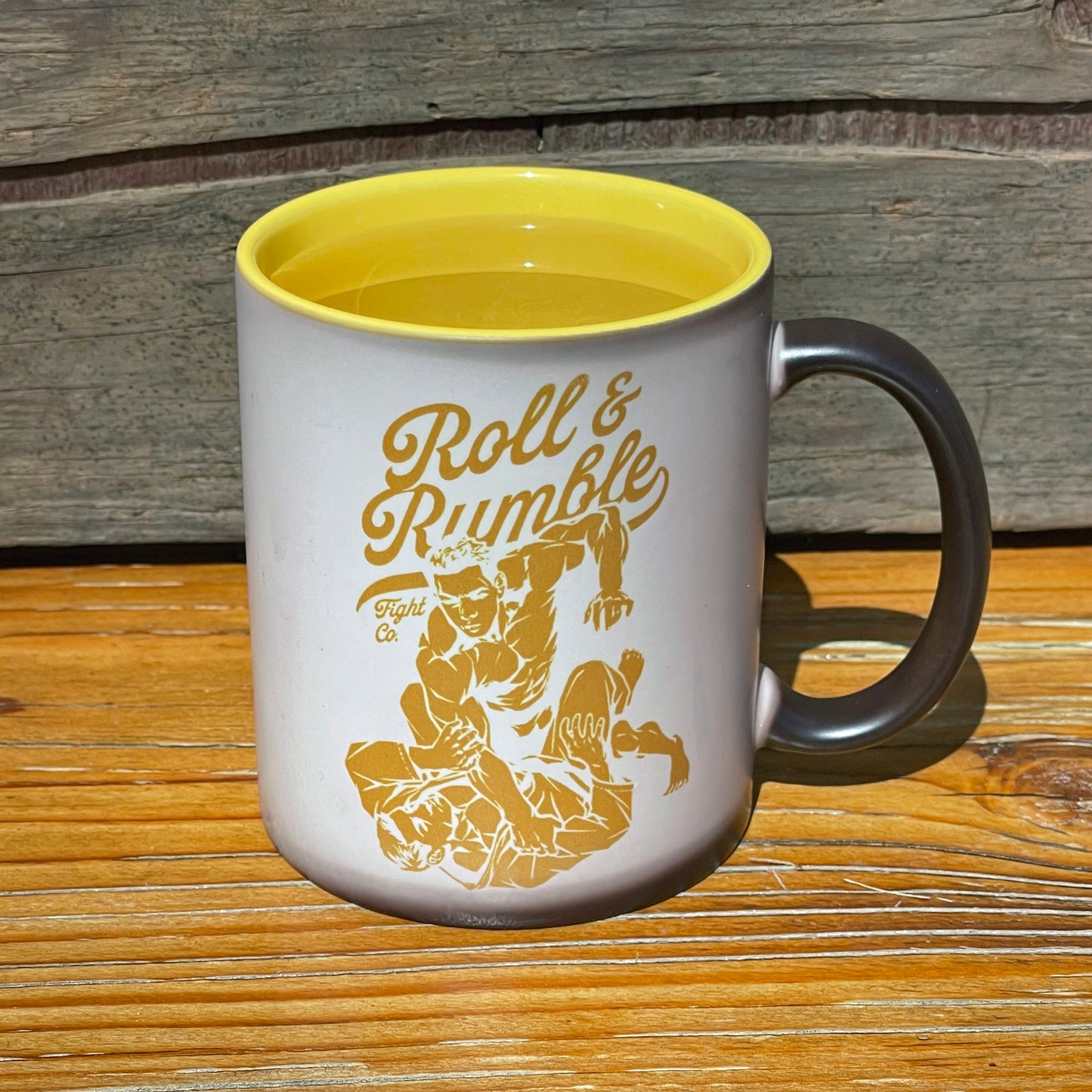 Experience the magic of Jiu-Jitsu with our innovative Heat-Activated Coffee Cup! Watch as two Vale Tudo fighters engage in an epic battle, revealed only when hot liquid is poured into the cup. When cold, the cup appears solid black, but when filled with hot liquid, the dynamic fighters come to life, making your coffee breaks truly extraordinary.